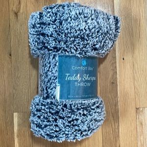 Brand new navy blue and white Sherpa Throw blanket